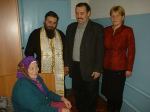 Глава Шумерлинского района В.А.Мурашкин и отец Алексий посетили Кадеркинский дом ветеранов